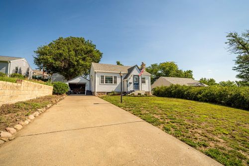 825 W 10th St, Concordia, KS, 66901-4015 | Card Image