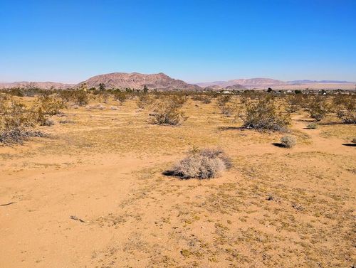 565 N Inez Ave, Landers, CA, 92285-3180 | Card Image