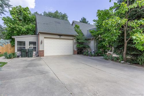 3930 Dunning Rd, Rochester Hills, MI, 48309-3963 | Card Image