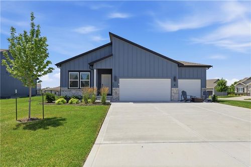 1543 Sw Arbor Valley Dr, Lee's Summit, MO, 64082-4200 | Card Image