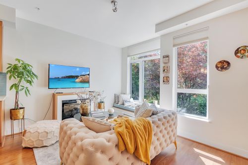 204-735 W 15th St, North Vancouver, BC, V7M0B8 | Card Image