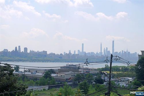 154 Undercliff Ave, Edgewater, NJ, 07020-3100 | Card Image