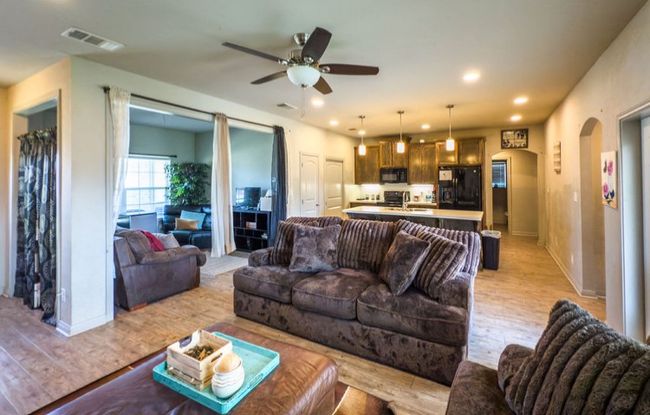 310 N Bermuda St, House other with 3 bedrooms, 2 bathrooms and null parking in Lacy Lakeview TX | Image 13