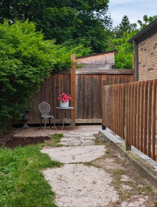 11 Ingleview Dr, Inglewood, ON, L7C1P3 | Card Image