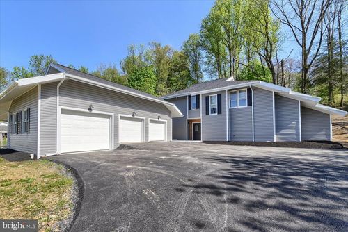 92 Sweet Arrow Lake Rd, PINE GROVE, PA, 17963-9571 | Card Image