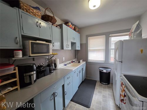 226 Fielding St, Ferndale, MI, 48220-2432 | Card Image