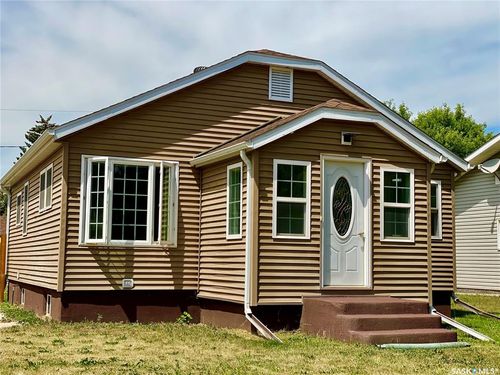 120 3rd St W, Carnduff, SK, S0C2H0 | Card Image