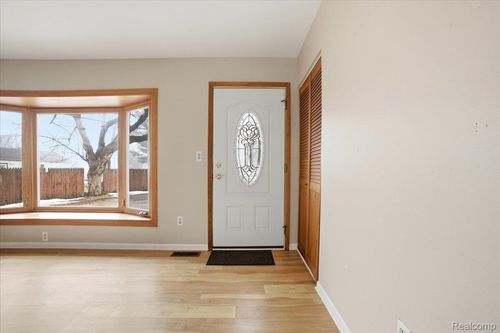 6360 Manson Dr, Waterford, MI, 48329-3034 | Card Image