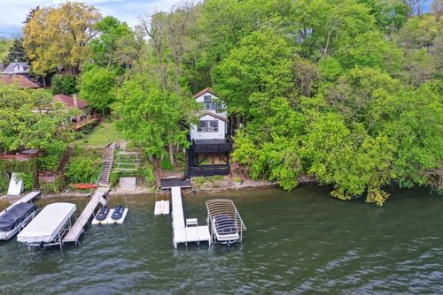 135 Cora Ave, Fox Lake, IL, 60020-1301 | Card Image