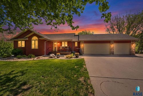 8508 E Saddle Creek Rd, Sioux Falls, SD, 57110-7467 | Card Image
