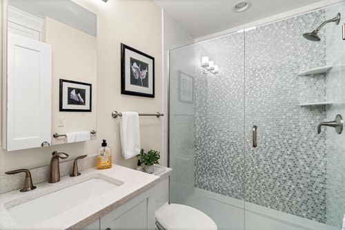 5 Spyglass Point Cir, Bedford, NH, 03110-6140 | Card Image