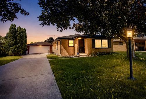 4355 S Honey Creek Dr, Greenfield, WI, 53220-3525 | Card Image