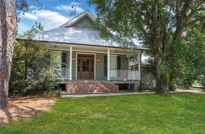 Curb appeal with an amazing front porch | Image 1