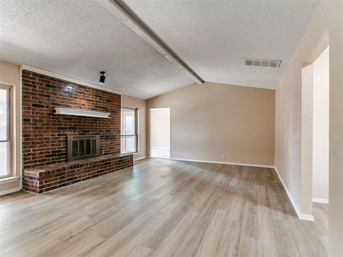 1016 S Neptune Rd, Edmond, OK, 73003-6071 | Card Image