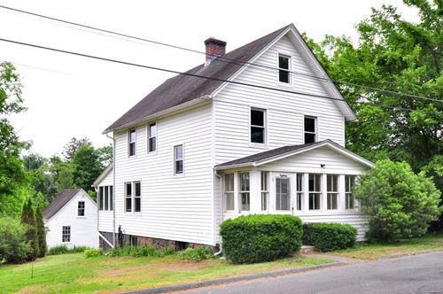 18 Maple St, Tariffville, CT, 06081-9615 | Card Image