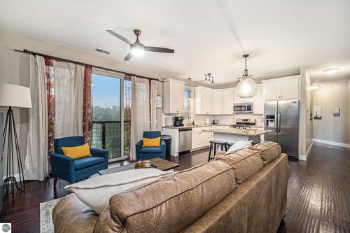 apt-16-115 E 8th St, Traverse City, MI, 49684-2586 | Card Image