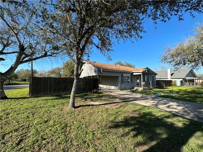 901 E Fannin Street, House other with 4 bedrooms, 2 bathrooms and null parking in Beeville TX | Image 2