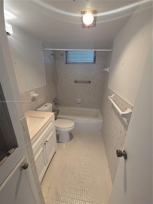 apt-m312-2910 Point East Dr, Aventura, FL, 33160-5041 | Card Image