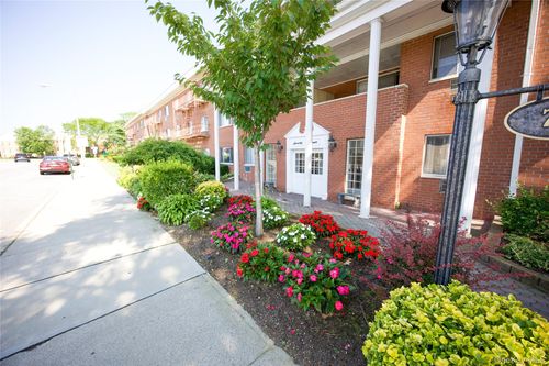a10-77 S Park Ave, Rockville Centre, NY, 11570-6118 | Card Image