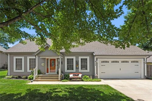 8124 Swarner Dr, Lenexa, KS, 66219-1192 | Card Image