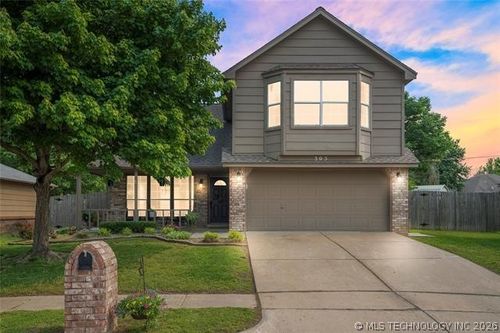 305 Indianapolis St, Broken Arrow, OK, 74012-8241 | Card Image