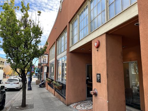 107 Oak St, Hood River, OR, 97031-2311 | Card Image