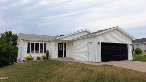 3112 Stonewall Dr, Bismarck, ND, 58503-7817 | Card Image