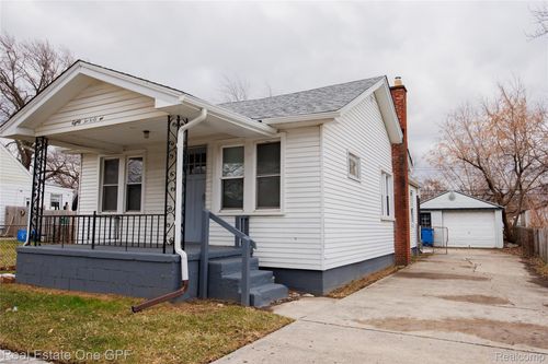 8242 Maxwell Ave, Warren, MI, 48089-2343 | Card Image