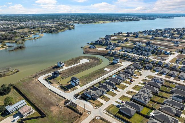 Enjoy all Lake Conroe has to offer. | Image 33