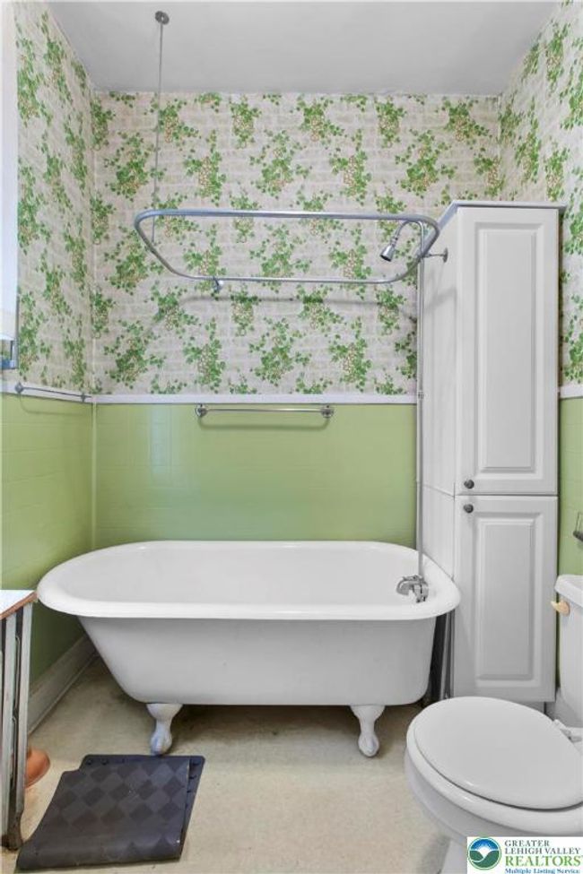 170 S Whitfield St, Home with 3 bedrooms, 2 bathrooms and 4 parking in Nazareth PA | Image 14