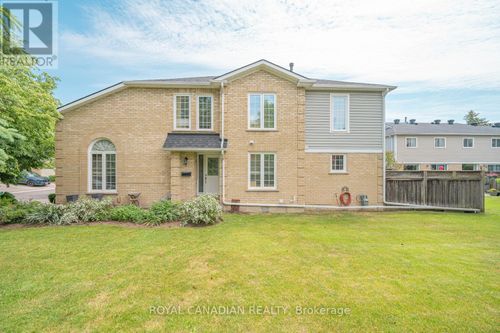 63 Heathcliffe Sq, Brampton, ON, L6S5R3 | Card Image