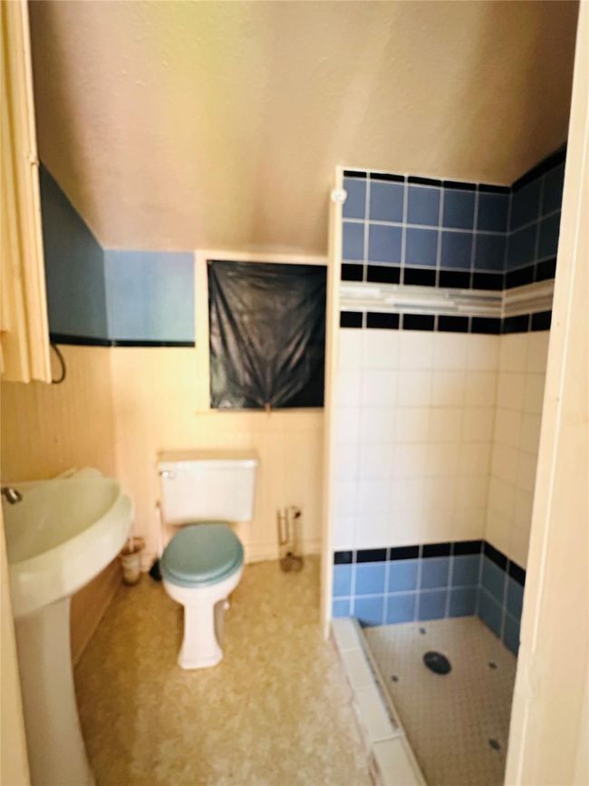1002 Hopkins St, House other with 5 bedrooms, 3 bathrooms and 2 parking in Yoakum TX | Image 29