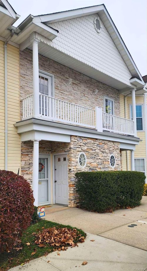 512 Narragansett Villas Dr, Lindenhurst, NY, 11757-5463 | Card Image