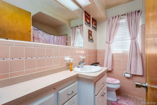 18-web-or-mls-20450 Lochmoor - Interior (11 of 17).jpg | Image 12