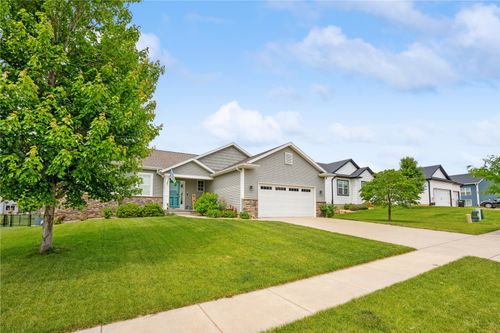 800 Bowhunter Dr, Marion, IA, 52302-8152 | Card Image