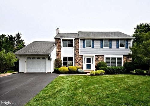 8 Garrison Ct, HOLLAND, PA, 18966-2637 | Card Image