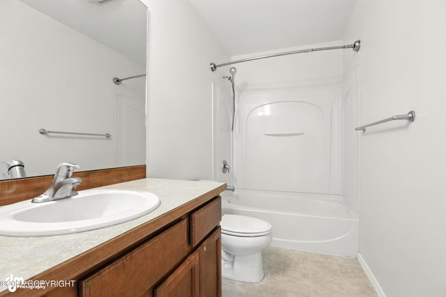 upstairs bathroom | Image 20