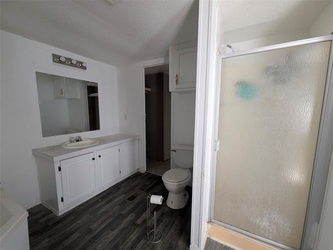 En-suite with separate shower | Image 8