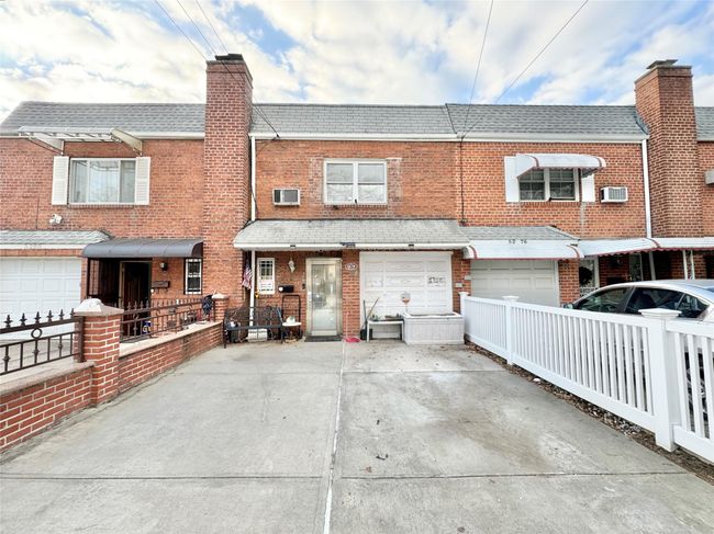 52 70 Th St, House other with 3 bedrooms, 2 bathrooms and 2 parking in Maspeth NY | Image 16