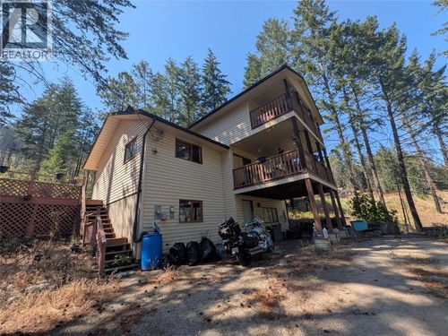 9456 Houghton Rd, House with 3 bedrooms, 2 bathrooms and 2 parking in Vernon BC | Card Image
