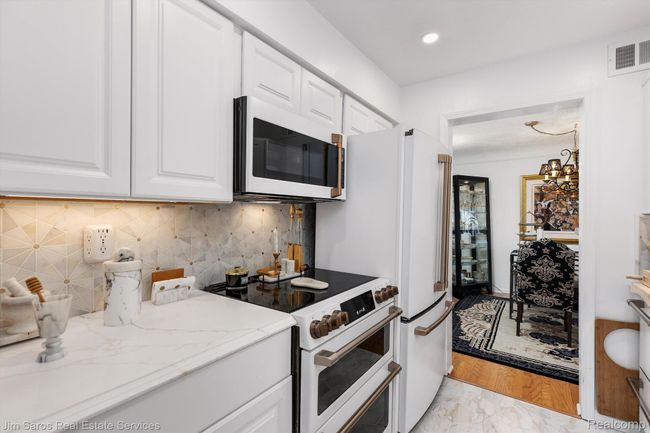 APT-10 - 1750 Vernier Rd, Condo with 2 bedrooms, 2 bathrooms and null parking in Grosse Pointe Woods MI | Image 4