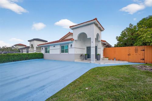 8905 Nw 112th St, Hialeah Gardens, FL, 33018-4575 | Card Image