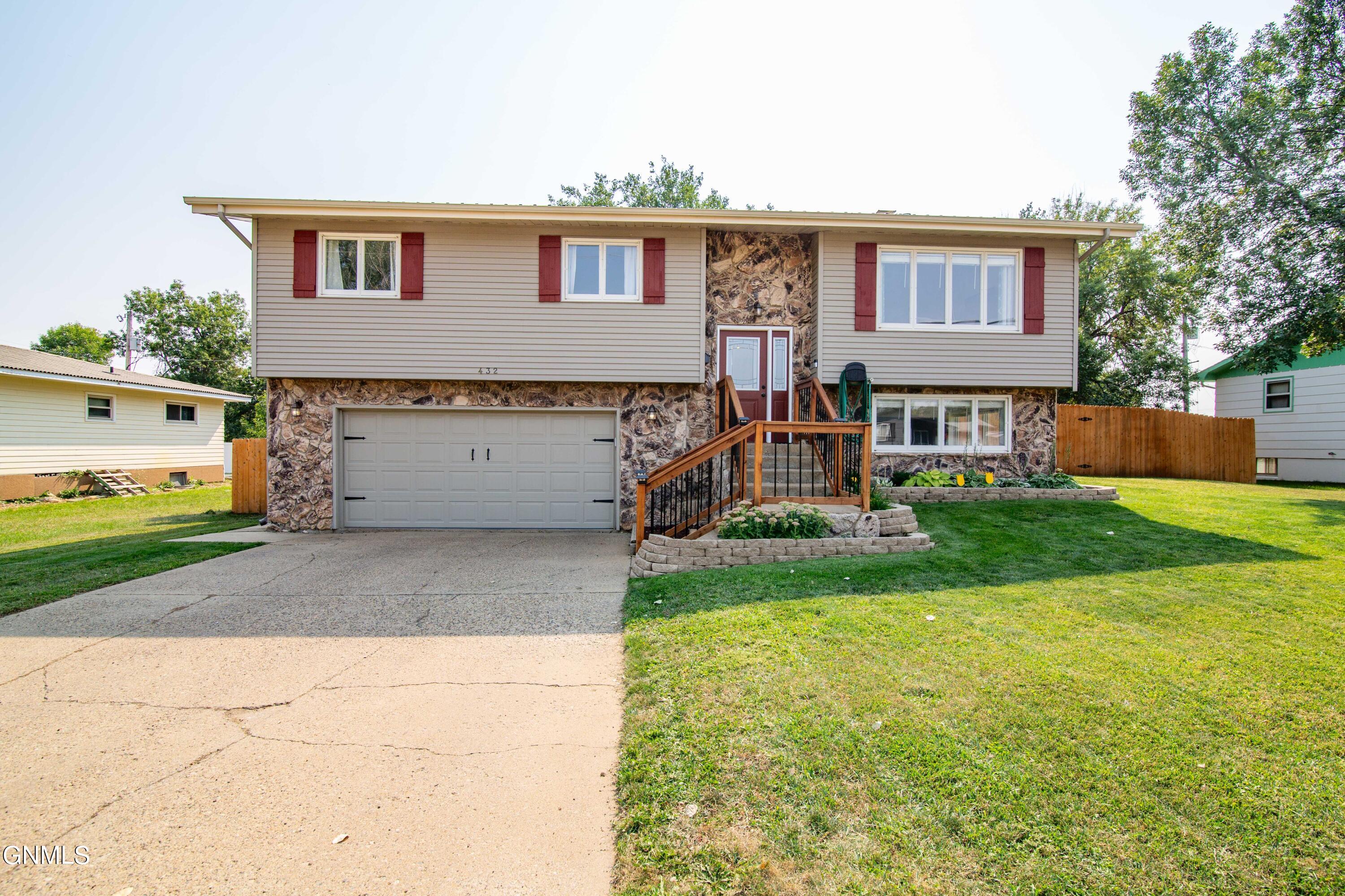 10th St, Dickinson, ND 58601