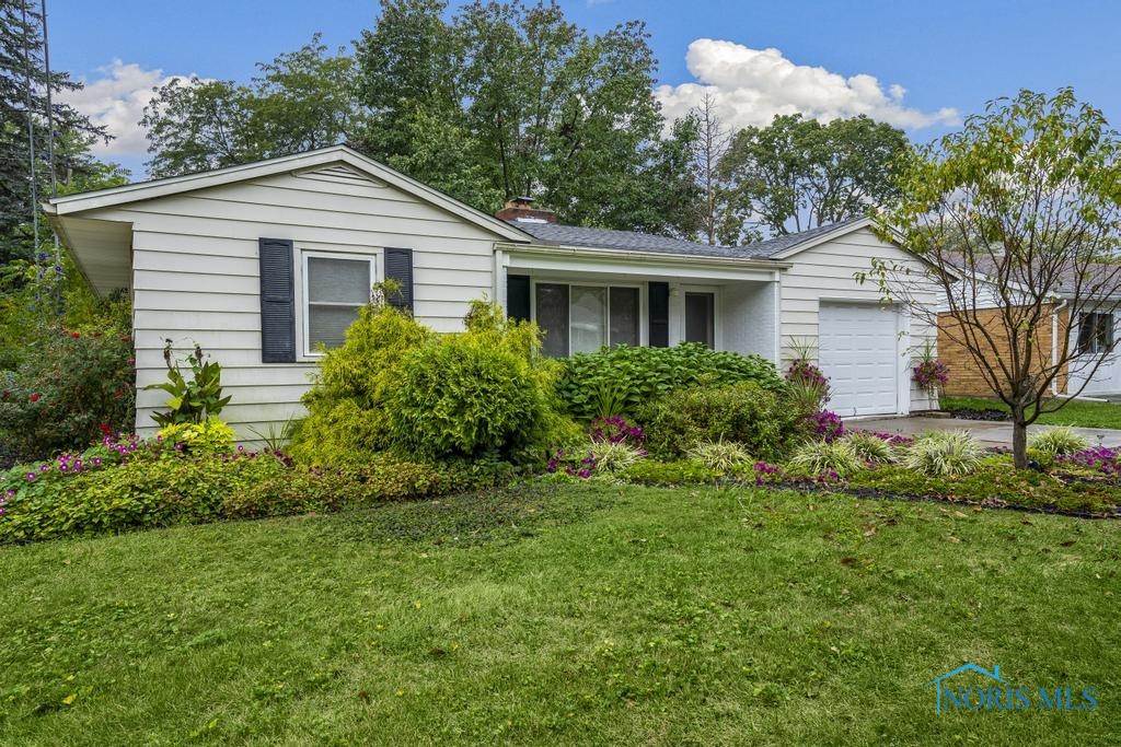 Rosedale St, Maumee, OH 43537