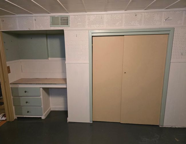 Built in desk and closet | Image 28