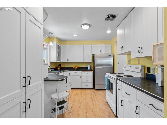 814 Sw 44 Th St, House other with 5 bedrooms, 2 bathrooms and null parking in Pendleton OR | Image 6