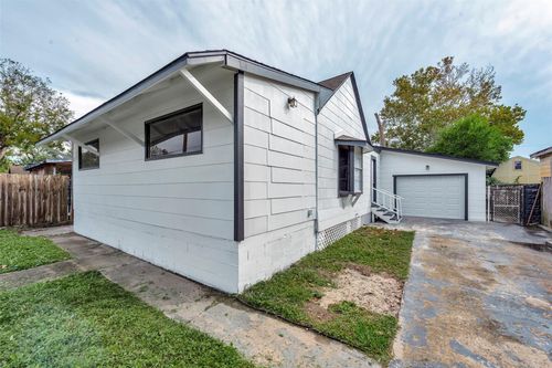 204 Hafer St, Baytown, TX, 77520-3027 | Card Image