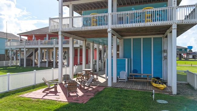 1822 Redfish Ln, House other with 5 bedrooms, 3 bathrooms and 2 parking in Crystal Beach TX | Image 4