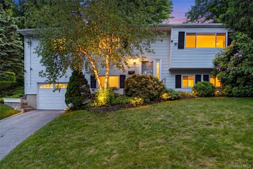 4 Pamela Ln, Valhalla, NY, 10595-1424 | Card Image
