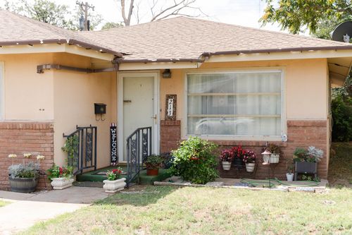 213 W Christopher Dr, Clovis, NM, 88101-4303 | Card Image